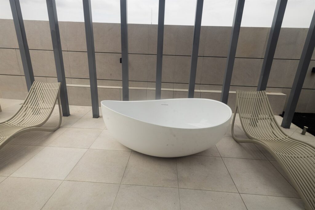 Brum Height 6: Freestanding tub and loungers on the rooftop terrace